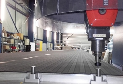 Fresatrici digitali CNC di 21 metri di lunghezza con teste a 5 assi,